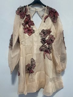 Lot 262  
            Marchington SR12 - Parcel Delivery Only 

                
WOMENS KAREN MILLEN FLORAL APPLIQUE WOVEN BALLOON SLEEVE MINI DRESS IN BLUSH - UK...
