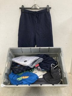 Lot 271  
            Marchington SR12 - Parcel Delivery Only 

                
QTY OF ASSORTED CHILDRENS CLOTHING TO INCLUDE M&S COTTON SHORT SLEEVE VESTS IN WH...