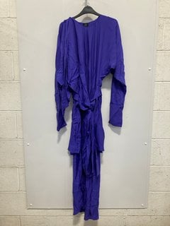 Lot 314  
            Marchington SR12 - Parcel Delivery Only 

                
JOHN LEWIS & PARTNERS DECONSTRUCTED DRESS IN PURPLE-UK SIZE 8-ORIGINAL RRP £269.0...