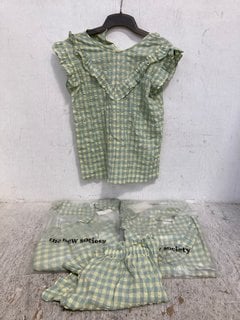 Lot 315  
            Marchington SR12 - Parcel Delivery Only 

                
4 X THE NEW SOCIETY GIRLS CANYON BLOUSES IN YELLOW CHECK - AGE 16 YEARS - COMBINE...