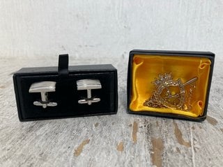 Lot 320  
            Marchington SR12 - Parcel Delivery Only 

                
GOLD COLOURED BROOCH FEATURING SHIELD, CROWNED LION AND A HORSE WITH CHAINS & PAI...