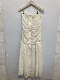 Lot 333  
            Marchington SR12 - Parcel Delivery Only 

                
MICHELLE KEEGAN TEXTURED BANDEAU CREAM / WHITE DRESS - UK SIZE: 12: LOCATION - I16