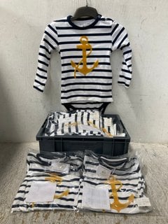 Lot 334  
            Marchington SR12 - Parcel Delivery Only 

                
QTY OF BROTHERS & SISTERS BRETON ANCHOR ORGANIC COTTON UNISEX TEES IN VARIOUS SIZ...