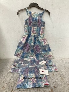 Lot 346  
            Marchington SR12 - Parcel Delivery Only 

                
4 X THE NEW SOCIETY CHILDRENS DOWNTOWN JUMPSUITS IN VARIOUS SIZES TO INCLUDE 10 Y...