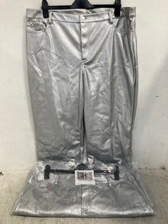 Lot 388  
            Marchington SR12 - Parcel Delivery Only 

                
2 X PAIRS OF JOHN LEWIS & PARTNERS STRAIGHT LEG TROUSERS IN SILVER-UK SIZE 20-ORI...
