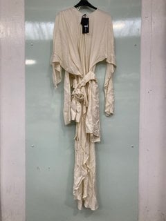 Lot 389  
            Marchington SR12 - Parcel Delivery Only 

                
SELECTED HOMME AXEL DOUBLE BREASTED BLAZER IN NATURAL-UK SIZE 42R -ORIGINAL RRP £...