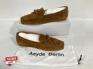 Lot 42  
            Marchington SR12 - Parcel Delivery Only 

                
AEYDE BERLIN JASPER SUEDE LOAFER IN TOBACCO BROWN - EU SIZE: 40 - ORIGINAL RRP: £...