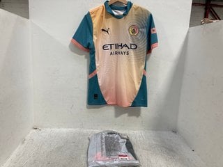 Lot 862  
            Marchington SR12 - Parcel Delivery Only 

                
PUMA X MANCHESTER CITY FOOTBALL TOP IN OMBRE - UK SIZE: MEDIUM TO INCLUDE NIKE CH...