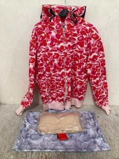 Lot 910  
            Marchington SR12 - Parcel Delivery Only 

                
3 X ASSORTED CLOTHING ITEMS TO INCLUDE BAPE ABC CAMO SHARK FULL ZIP HOODIE IN PIN...