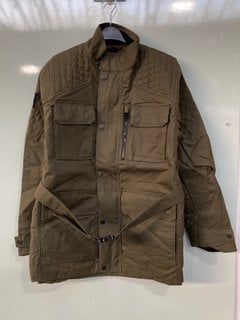 Lot 918  
            Marchington SR12 - Parcel Delivery Only 

                
WAXED ODYSSEY JACKET IN MILITARY GREEN - SIZE MEDIUM: LOCATION - H12