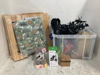 Lot 946  
            Marchington SR12 - Parcel Delivery Only 

                
QTY OF HOUSEHOLD ITEMS TO INCLUDE COAT HOOKS WITH SUCTION CUP AND SMARTPHONE HOLD...