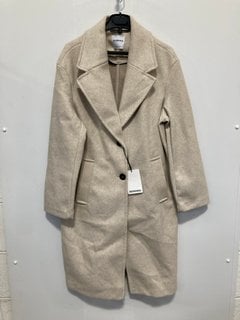 Lot 951  
            Marchington SR12 - Parcel Delivery Only 

                
BERSHKA LONG LINE FELT COAT IN CREAM - SIZE: MEDIUM: LOCATION - H14