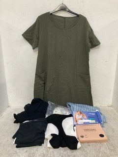 Lot 956  
            Marchington SR12 - Parcel Delivery Only 

                
QTY OF ASSORTED CLOTHING ITEMS TO INCLUDE WOMENS JAEGER BLUE STRIPED TOP - UK SIZ...
