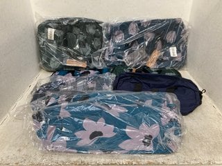 Lot 965  
            Marchington SR12 - Parcel Delivery Only 

                
QTY OF ASSORTED TRIPP HOLDALLS TO INCLUDE AZALEA LARGE HOLDALL IN BLUE/BLUSH: LOC...