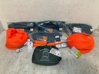 Lot 968  
            Marchington SR12 - Parcel Delivery Only 

                
QTY OF ASSORTED MOUNTAIN WAREHOUSE ITEMS TO INCLUDE MISSION BUMBAG IN DARK TEAL: ...
