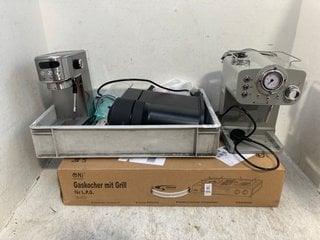 Lot 986  
            Marchington SR12 - Parcel Delivery Only 

                
QTY OF ASSORTED ITEMS TO INCLUDE SWAN COFFEE MACHINE IN GREY: LOCATION - H16
