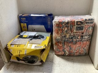 Lot 1053  
            Marchington SR16 - Parcel Delivery Only 

                
3 X ASSORTED HOUSEHOLD ITEMS TO INCLUDE ZANUSSI 12" DESK FAN IN BLACK: LOCATION -...
