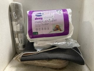 Lot 1082  
            Marchington SR16 - Parcel Delivery Only 

                
5 X ASSORTED HOUSEHOLD ITEMS TO INCLUDE SILENTNIGHT DEEP SLEEP MATTRESS TOPPER: L...