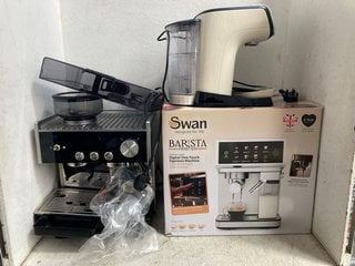 Lot 1111  
            Marchington SR16 - Parcel Delivery Only 

                
3 X ASSORTED HOUSEHOLD ITEMS TO INCLUDE SWAN BARISTA STAINLESS STEEL DIGITAL ONE-...