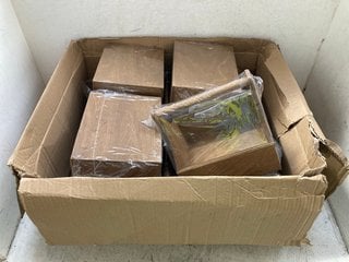 Lot 1119  
            Marchington SR16 - Parcel Delivery Only 

                
BOX OF WOODEN CONDIMENT HOLDERS: LOCATION - AR9