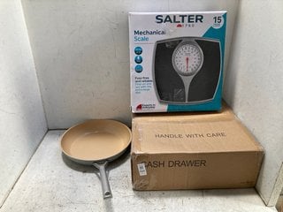 Lot 1121  
            Marchington SR16 - Parcel Delivery Only 

                
3 X ASSORTED HOUSEHOLD ITEMS TO INCLUDE SALTER MECHANICAL SCALES: LOCATION - AR11