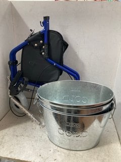 Lot 1187  
            Marchington SR16 - Parcel Delivery Only 

                
AIDAPT BLUE TRI-WALKER WITH BAG TO INCLUDE 3 X COLD DRINKS BUCKETS: LOCATION - AR15