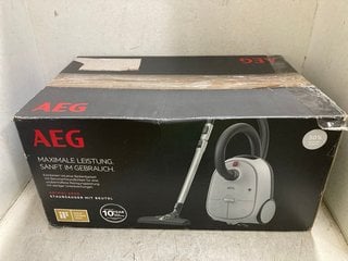 Lot 1360  
            Marchington SR16 - Parcel Delivery Only 

                
AEG ANIMAL 6000 BAGGED VACUUM CLEANER - ORIGINAL RRP £219.99: LOCATION - BR11