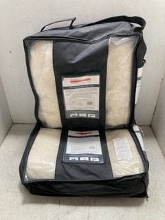 Lot 1432  
            Marchington SR16 - Parcel Delivery Only 

                
2 X THE WHITE COMPANY TODDLER SIZE NATURAL TOPPED FIBER BED COVER: LOCATION - BR15