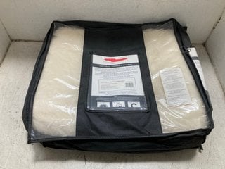 Lot 1434  
            Marchington SR16 - Parcel Delivery Only 

                
1 X THE WHITE COMPANY TODDLER SIZE NATURAL TOPPED FIBER BED COVER: LOCATION - BR15