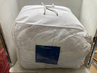 Lot 1435  
            Marchington SR16 - Parcel Delivery Only 

                
SOAK AND SLEEP GOOSE DOWN DUAL CHAMBER SUPER KING MATTRESS TOPPER: LOCATION - BR15