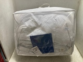 Lot 1436  
            Marchington SR16 - Parcel Delivery Only 

                
SOAK AND SLEEP GOOSE DOWN DUAL CHAMBER SUPER KING DUVET: LOCATION - BR15