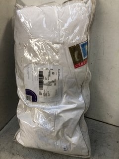 Lot 1447  
            Marchington SR16 - Parcel Delivery Only 

                
SOAK AND SLEEP GOOSE DOWN SUPER KING PILLOW: LOCATION - BR16
