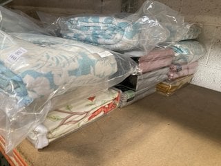 Lot 1448  
            Marchington SR16 - Parcel Delivery Only 

                
QTY OF ASSORTED HOUSEHOLD ITEMS TO INCLUDE TWIN SIZE QUILT SET IN BLUE/WHITE: LOC...
