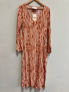 Lot 1052  
            Marchington SR11 - Parcel Delivery Only 

                
SUMMERY COPENHAGEN ARLO DRESS IN BURNT ORANGE/CREAM - UK M - ORIGINAL RRP £175.00...