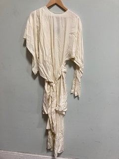 Lot 1058  
            Marchington SR11 - Parcel Delivery Only 

                
JOHN LEWIS X A.W.A.K.E MODE DECONSTRUCT DRESS IN WHITE - UK 12 - ORIGINAL RRP £26...