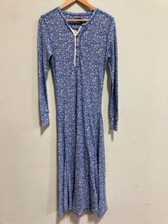 Lot 1060  
            Marchington SR11 - Parcel Delivery Only 

                
RALPH LAUREN DITSY ROWIE DRESS IN BLUE - UK M - ORIGINAL RRP £269.00: LOCATION - BR3