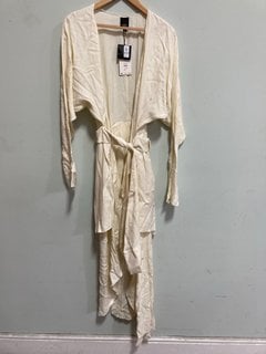 Lot 1072  
            Marchington SR11 - Parcel Delivery Only 

                
JOHN LEWIS X A.W.A.K.E MODE DECONSTRUCT DRESS IN WHITE - UK 12 - ORIGINAL RRP £26...