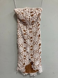 Lot 1091  
            Marchington SR11 - Parcel Delivery Only 

                
ELLIATT NIGHT DRESS IN WHITE - UK M - ORIGINAL RRP £465.00: LOCATION - BR4