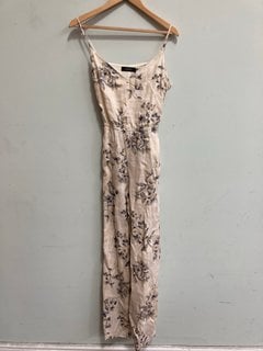 Lot 1105  
            Marchington SR11 - Parcel Delivery Only 

                
RALPH LAUREN STRAFANNE FLORAL DRESS IN CREAM/BLUE - UK 12 - ORIGINAL RRP £369.00:...