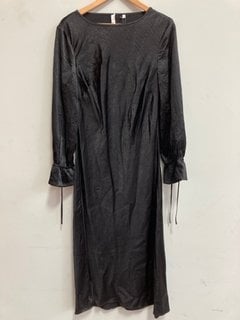 Lot 1106  
            Marchington SR11 - Parcel Delivery Only 

                
JOHN LEWIS & PARTNERS AND/OR NICOL SATIN DRESS IN BLACK - UK 10 - ORIGINAL RRP £9...