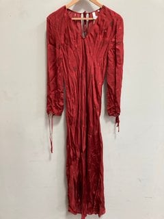 Lot 1108  
            Marchington SR11 - Parcel Delivery Only 

                
JOHN LEWIS & PARTNERS AND/OR ASHA FLORAL DRESS IN RED - UK 8 - ORIGINAL RRP £109....