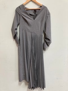 Lot 1111  
            Marchington SR11 - Parcel Delivery Only 

                
JOHN LEWIS X A.W.A.K.E MODE ASYMMETRIC DRESS IN GREY - UK 8 - ORIGINAL RRP £249.0...