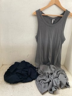 Lot 1115  
            Marchington SR11 - Parcel Delivery Only 

                
RALPH LAUREN WIDE LEG TROUSERS IN NAVY - UK L TO ALSO INCLUDE JOHN LEWIS & PARTNE...