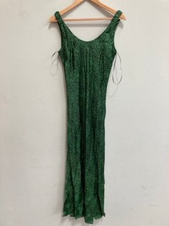 Lot 1117  
            Marchington SR11 - Parcel Delivery Only 

                
JOHN LEWIS & PARTNERS ANYDAY SCOOP MAXI DRESS IN GREEN/BLACK - UK 10: LOCATION - BR5