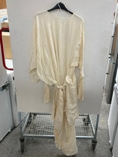 Lot 1150  
            Marchington SR11 - Parcel Delivery Only 

                
JOHN LEWIS X A.W.A.K.E MODE DECONSTRUCT DRESS IN WHITE - UK 16 - ORIGINAL RRP £26...