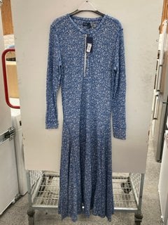 Lot 1151  
            Marchington SR11 - Parcel Delivery Only 

                
RALPH LAUREN DITSY ROWIE DRESS IN BLUE - UK XL - ORIGINAL RRP £269.00: LOCATION -...