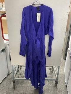 Lot 1156  
            Marchington SR11 - Parcel Delivery Only 

                
JOHN LEWIS X A.W.A.K.E MODE DECONSTRUCT DRESS IN PURPLE - UK 10 - ORIGINAL RRP £2...