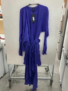 Lot 1158  
            Marchington SR11 - Parcel Delivery Only 

                
JOHN LEWIS X A.W.A.K.E MODE DECONSTRUCT DRESS IN PURPLE - UK 10 - ORIGINAL RRP £2...