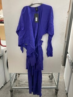 Lot 1165  
            Marchington SR11 - Parcel Delivery Only 

                
JOHN LEWIS X A.W.A.K.E MODE DECONSTRUCT DRESS IN PURPLE - UK 10 - ORIGINAL RRP £2...