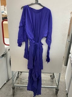 Lot 1168  
            Marchington SR11 - Parcel Delivery Only 

                
JOHN LEWIS X A.W.A.K.E MODE DECONSTRUCT DRESS IN PURPLE - UK 8 - ORIGINAL RRP £26...
